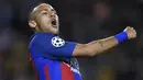 Striker Barcelona, Neymar, merayakan gol yang dicetaknya ke gawang Manchester City pada laga Liga Champions di Stadion Camp Nou, Barcelona, Rabu (19/10/2016). (AFP/Lluis Gene)