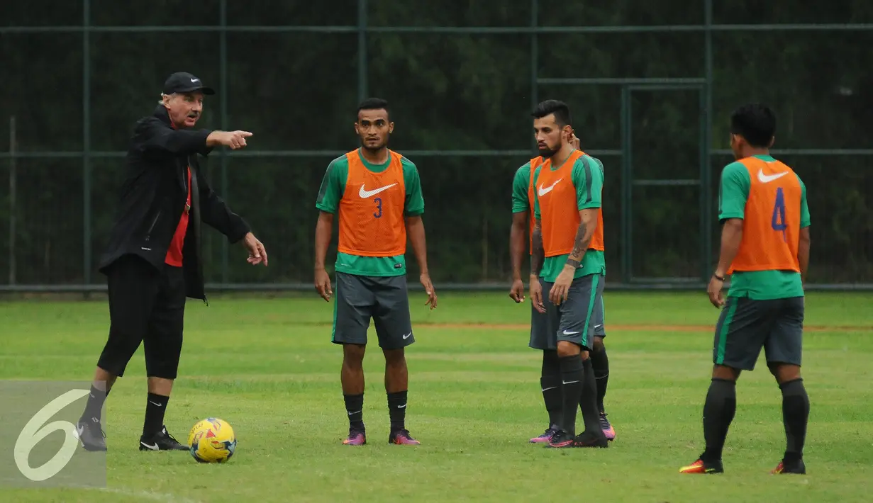 Pelatih Timnas Indonesia, Alfred Riedl (kiri) memberi arahan saat latihan di SPH Karawaci, Tangerang, Selasa (15/11). Jelang berlaga di Piala AFF 2016, Timnas Indonesia fokus berlatih tendangan bola mati. (Liputan6.com/Helmi Fithriansyah)