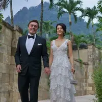 Sementara itu, sang suami tampil dengan jas hitam senada dengan celana panjangnya. Dipadukan dasi kupu-kupu hitam dan inner kemeja putih. [@farahquinnofficial]