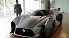 General Manager of Color Departemen Desain Global Design Center, Tsutomu Yamaguchi berdiri disamping mobil Nissan Concept 2020 Visi Gran Turismo di Global Design Center, Atsugi , Jepang, (14/1). (REUTERS / Toru Hanai)