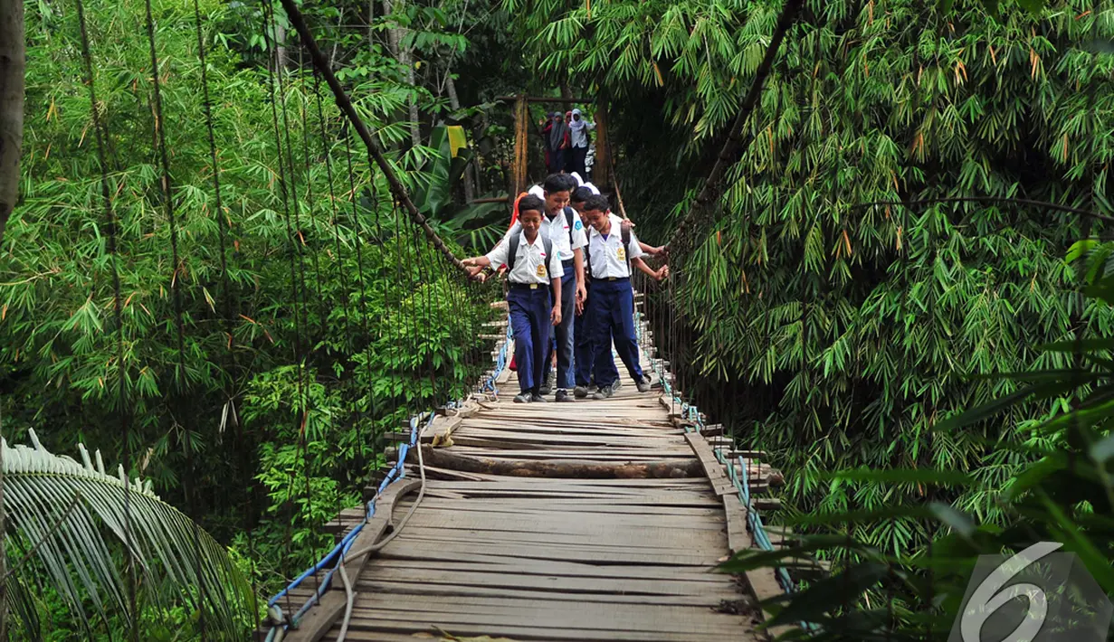 Sejumlah pelajar berjalan di jembatan gantung di Lebak-Banten. Foto diambil pada Selasa (5/11/2014) (Liputan6.com/Johan Tallo)
