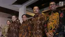 Ketum Partai Demokrat Susiolo Bambang Yudhoyono (SBY), Ketum Partai Gerindra Prabowo Subianto dan Kogasma dari Partai Demokrat, Agus Harimurti Yudhoyono foto bersama di Kediaman SBY di Jakarta, Selasa (24/7). (Liputan6.com/Angga Yuniar)