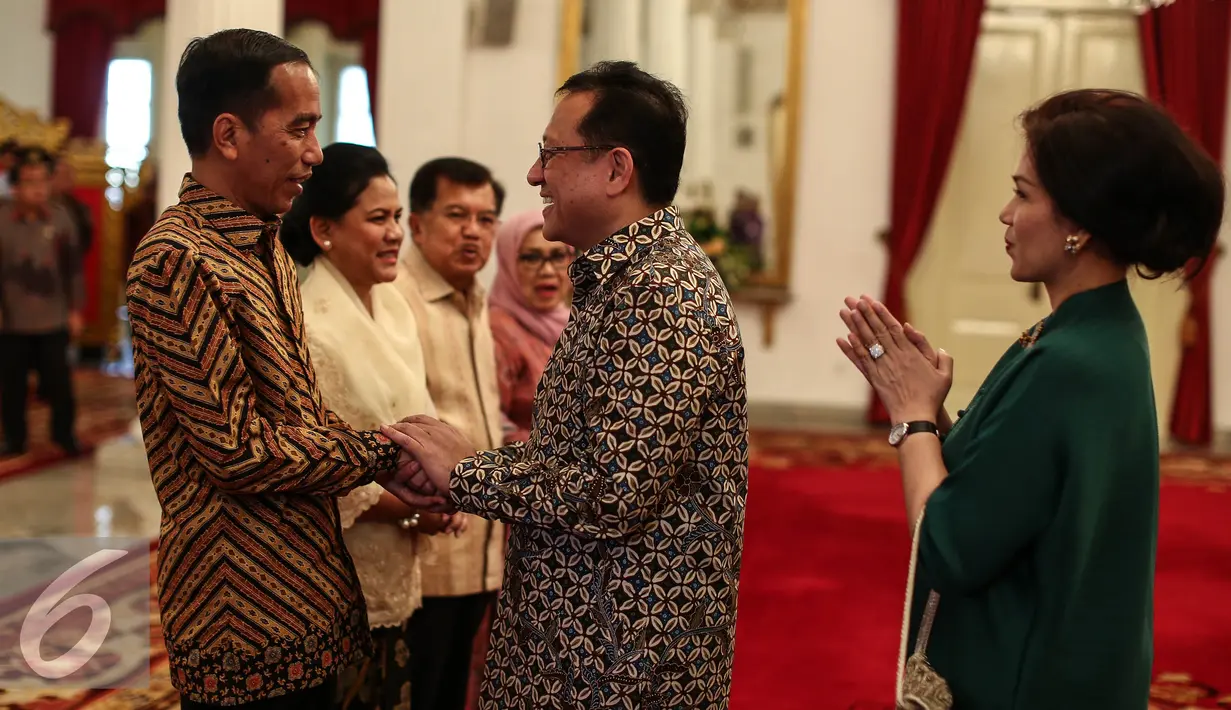 Presiden Joko Widodo bersalaman dengan Ketua DPD RI Irman Gusman dalam Silaturahmi Idul Fitri 1437 H  di Istana Negara, Jakarta, Senin (11/7). (Liputan6.com/Faizal Fanani)