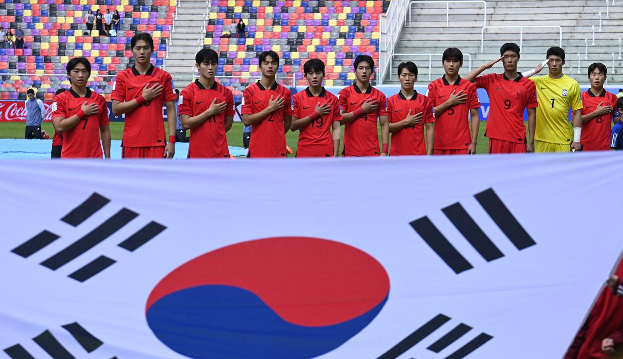 Para pemain starting XI Timnas Korea Selatan U-20 berbaris menyanyikan lagu kebangsaan Korea Selatan sebelum dimulainya laga perempatfinal Piala Dunia U-20 2023 menghadapi Nigeria di Madre de Ciudades Stadium, Santiago  Argentina (4/6/2023). Korea Selatan tercatat pernah satu kali menjadi runner-up Piala Dunia U-20 pada edisi terakhir, 2019 di Polandia. Kala itu Korea Selatan menyerah 1-3 dari sang juara Ukraina. (AFP/Luis Robayo)