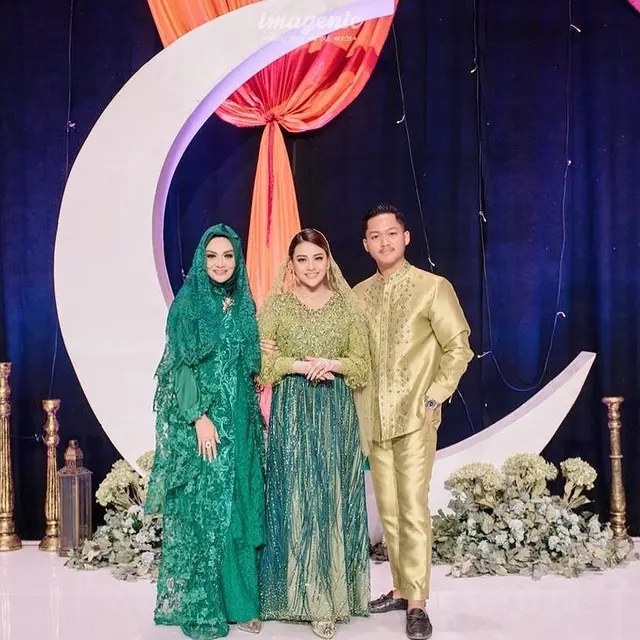 8 Pesona Krisdayanti saat Pakai Hijab, Disebut Makin Anggun