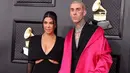 Begini tampilan Kourtney dan Travis saat hadiri Grammy Awards baru-baru ini. Kourtney mengenakan cut out jumpsuit warna hitam. Sementara Travis memadukan kemeja, dengan long coat warna pink. (Instagram/kravis_love).