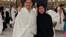 Saat menjalani umrah, keduanya juga tampak menawan dengan busana Syar'i. [Foto: Instagram/ Shenina Cinnamon]