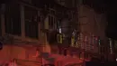 Lokasi kebakaran di Hong Kong, China selatan (15/11/2020).  Kebakaran yang terjadi sekitar pukul 20.00 waktu setempat di gedung apartemen di Canton Road, Jordan, itu berhasil dipadamkan sekitar dua jam kemudian. (Xinhua/Lui Siu Wai)
