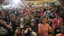 Sontak adegan mesra Ayu Ting Ting dengan pria India, membuat ratusan penonton dan pengunjung yang memadati Metropolis Town Square, Tangerang histeris kegirangan. (Bambang E.Ros/Bintang.com)