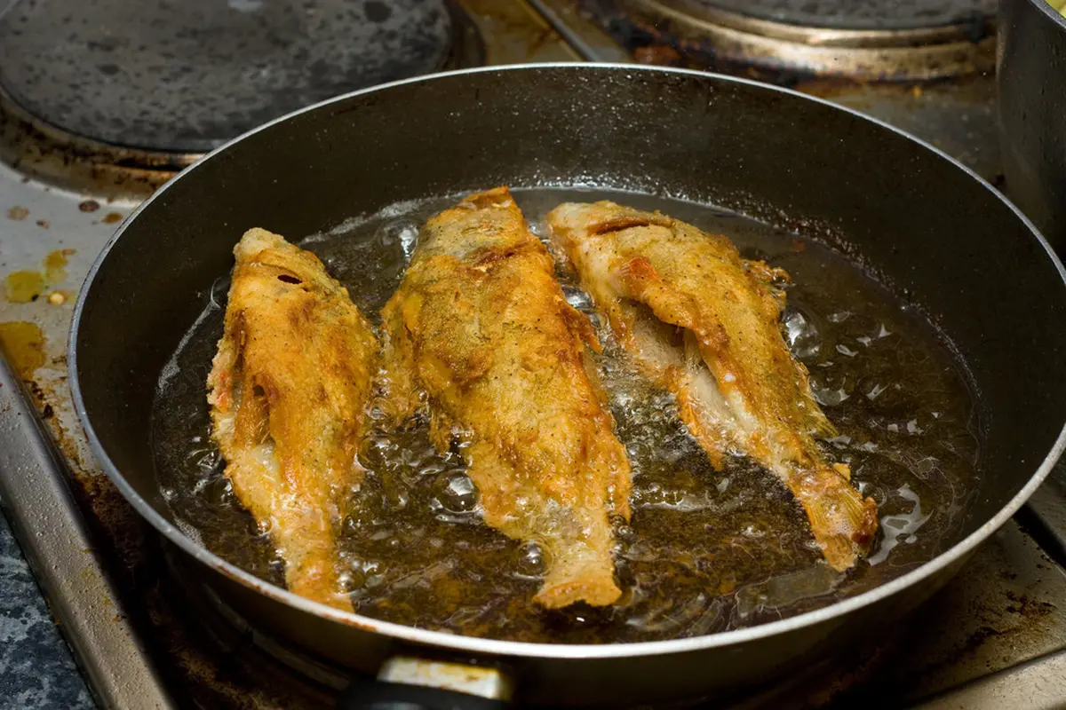 Tips Menggoreng Ikan agar Matang Sempurna, Anti Lengket dan Nggak Meletup!