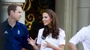 Kate Middleton masih memakai skinny jeans yang seharusnya terlarang dalam aturan berpakaian kerajaan. Begitu juga dengan sepatu wedges, namun mengingat ini acara kasual, sepertinya tak masalah. (Foto: Shutterstock)