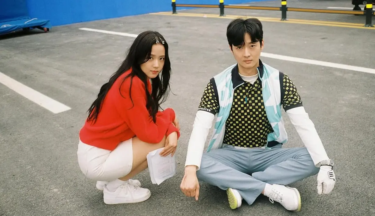 Jisoo juga aktif mempromosikan Newtopia melalui media sosialnya. Ia membagikan foto-foto di balik layar dan mengungkapkan perasaannya setelah drama yang telah digarapnya selama lebih dari setengah tahun akhirnya tayang. Menunjukkan dedikasinya dalam menjalani proses syuting Newtopia. (Liputan6.com/IG/@sooyaaa__)