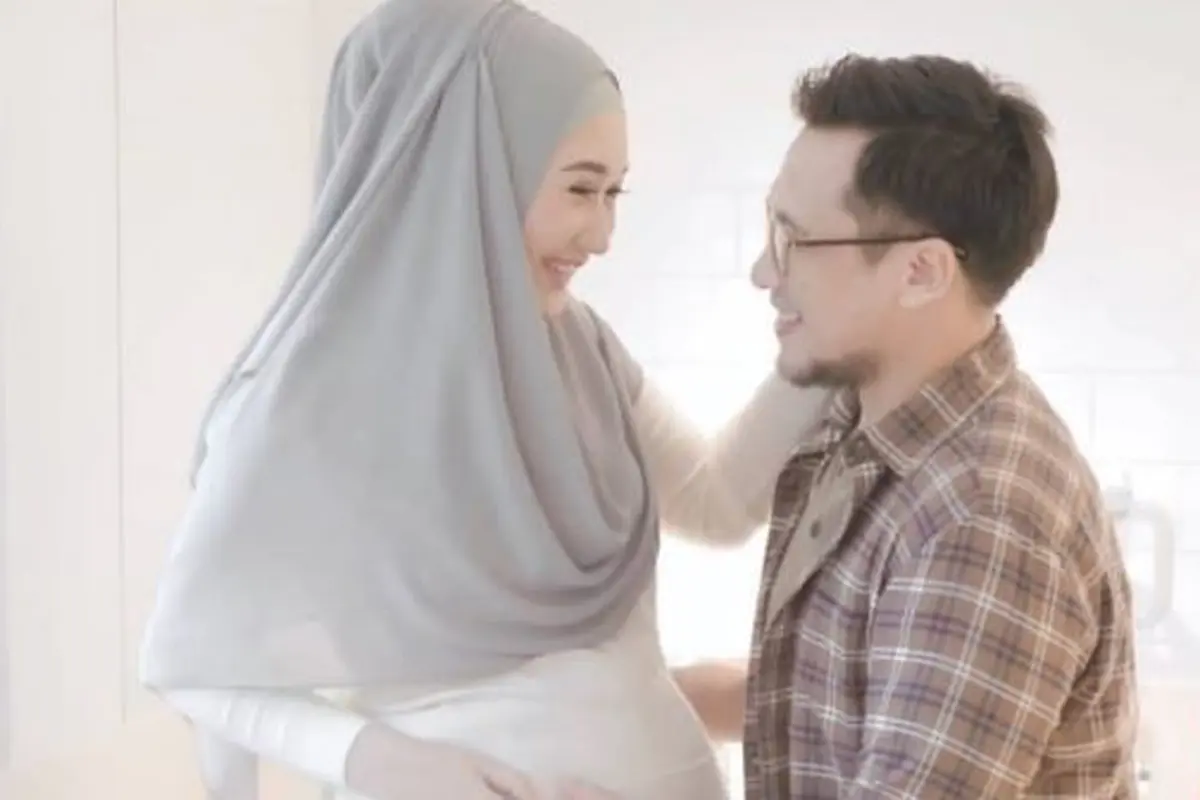 Dian Pelangi Umumkan Kehamilan Lewat Pose Bersama Suami di Dapur Rumah