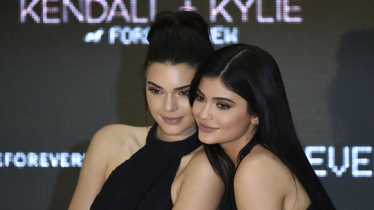 [Bintang] Kendall Jenner dan Kylie Jenner