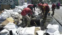 Cegah Genangan, Pemkot Surabaya Rutin Keruk Saluran Air