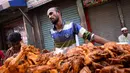 Pedagang kaki lima Bangladesh menjual ayam berbumbu pekat untuk berbuka puasa di pasar tradisional di Dhaka pada 10 Mei 2019. Seperti jutaan muslim di seluruh dunia, muslim Bangladesh berpuasa setiap hari selama bulan Ramadan dengan tidak makan dan minum dari subuh hingga petang (MUNIR UZ ZAMAN/AFP)