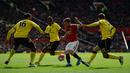 Gelandang MU, Juan Mata, berusaha lepas dari hadangan pemain Aston Villa pada laga Liga Inggris di Stadion Old Trafford, Manchester, Sabtu (16/4/2016). MU menang 1-0 atas Aston Villa. (AFP/Oli Scarff)