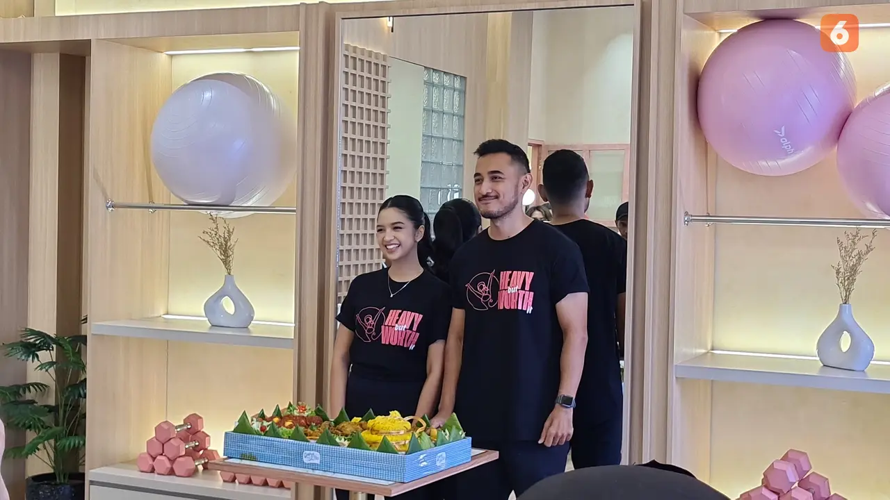 Salsabila Avinandita Karsawinata, Co-Founder Salsalivefit Gym, bersama Artyo Wicaksono, Founder Salsalivefit Gym dalam Acara Grand Opening Salsalivefit Gym, Minggu (26/10/2025) pagi, Jakarta Selatan.