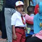 Salah satu orangtua menemani anaknya sebelum masuk kelas di SDN Manggarai 17 Pagi, Jakarta, Senin (18/7). Para orangtua terlihat ramai datang ke sekolah mengantar anaknya pada hari pertama masuk sekolah tahun ajaran 2016/2017. (Liputan6.com/Johan Tallo)