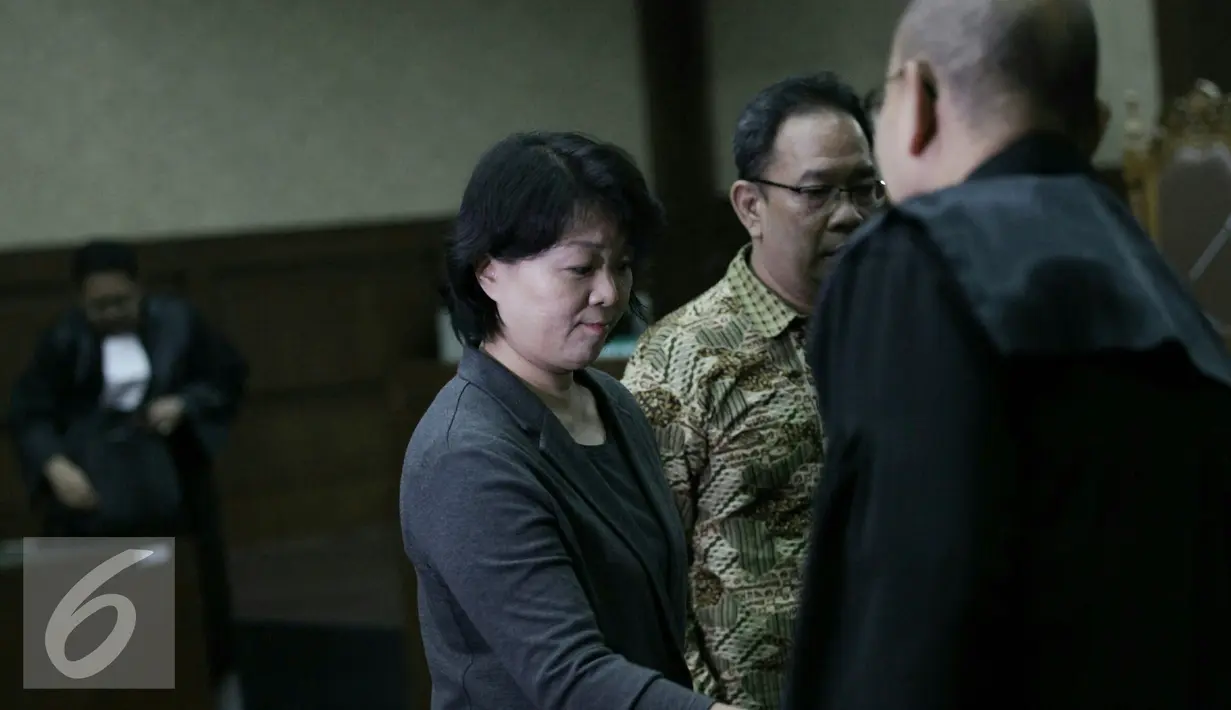 Meimei alias Memi menjalani sidang perdana di Pengadilan Tipikor, Jakarta, Selasa (8/11). Memi  bersama Xaveriandy diduga melakukan penyuapan kepada Irman Gusman untuk distribusi gula import di Sumatera Barat. (Liputan6.com/Johan Tallo)