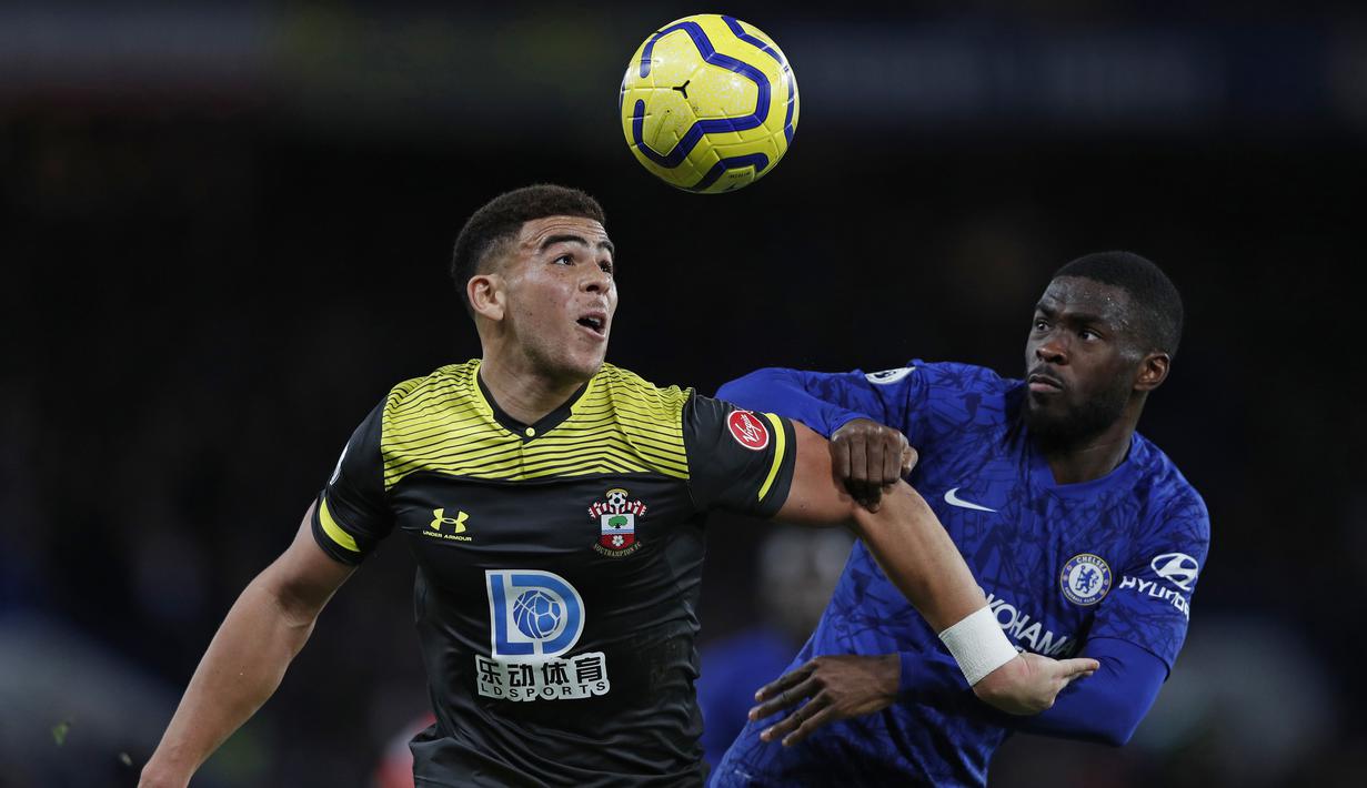 Pemain Chelsea, Fikayo Tomori, berebut bola dengan pemain Southampton, Che Adams, pada laga Premier League 2019 di Stadion Stamford Bridge, Kamis (26/12). Chelsea menyerah 0-2 dari Southampton. (AFP/Adrian Dennis)