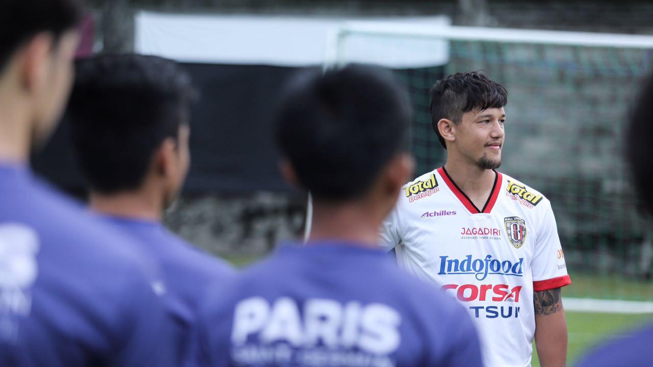 Irfan Bachdim ikut meramaikan latihan perdsana PSG Academy Bali