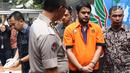 Pesinetron Rio Reifan saat digiring petugas Direktorat Reserse Narkoba Polda Metro Jaya usai rilis, Jakarta, Jumat (16/8/2019). Rio Reifan kembali ditahan polisi terkait kasus narkoba untuk kali ketiga. (Liputan6.com/Helmi Fithriansyah)