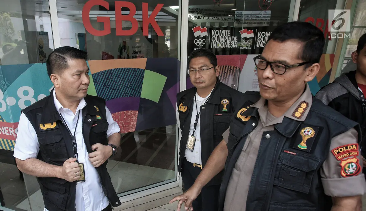 Satuan Tugas (Satgas) Antimafia Bola Polri melakukan penggeledahan di Kantor Persatuan Sepak Bola Indonesia (PSSI) terkait kasus dugaan skandal pengaturan skor pertandingan sepak bola Indonesia. Liputan6.com/Faizal Fanani
