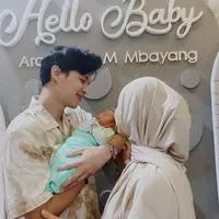 Kebahagiaan tengah menyelimuti pasangan Dinda Hauw dan Rey Mbayang. Pasangan ini baru saja dikaruniai anak kedua laki-laki. Dinda melahirkan pada 2 Maret 2023 lalu. Berikut beberapa potret menggemaskan Kaba. [Instagram/rey_mbayang]