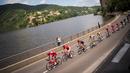 Para pebalap beraksi di Etape 4 balap sepeda Dauphine Criterium antara Boen-sur-Lignon dan Tournon-sur-Rhone, Prancis, (8/6/2016)  (AFP/Lionel Bonaventure)