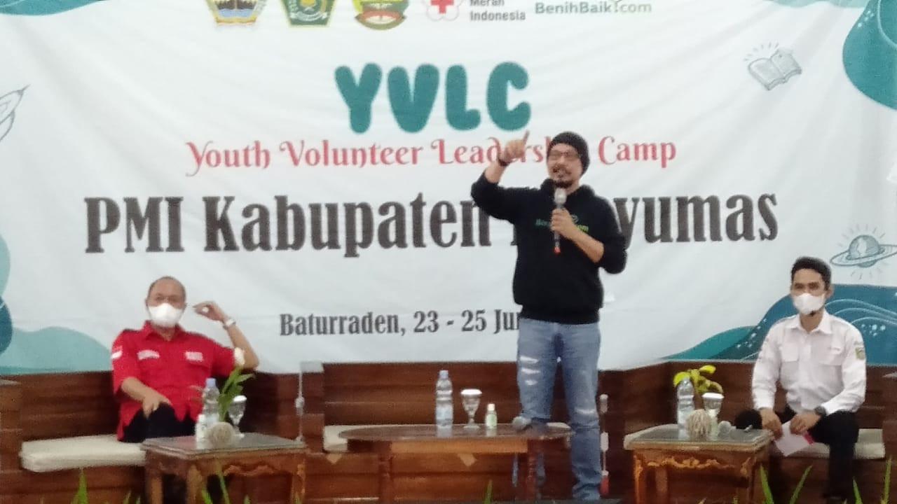 Andy F Noya memberikan ceramah interaktif untuk ratusan anggota PMR di Banyumas, Jawa Tengah. (Foto: Liputan6.com/Dok. panitia)