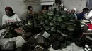 Foto yang diambil 23 Januari 2016 menunjukkan pekerja tengah menyiapkan daun pisang yang akan digunakan untuk membungkus kue keranjang di pabrik Nyona Lauw di Neglasari, Tangerang. (Liputan6.com/JohanTallo)
