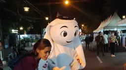 Maskot Piala Dunia 2022, La'eeb menyapa seorang anak saat mengunjungi Night Market Sriwedari, Kota Solo, Sabtu (29/10/2022). La'eeb berada di kota Solo sejak Jumat (28/10/2022). (FOTO: Dok. SCM)