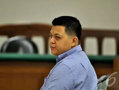 Pengusaha Teddy Renyut meminta majelis hakim Pengadilan Tipikor menjatuhkan hukuman ringan kepadanya, Pengadilan Tipikor, Jakarta, Senin (13/10/2014) (Liputan6.com/Miftahul Hayat) 