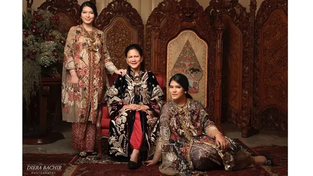 6 Gaya Pemotretan Iriana Jokowi, Kahiyang dan Selvi Ananda, Anggun dan Memesona