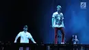 Duo DJ asal Amerika, Alex Pall dan Andrew Taggart tampil pada "The Chainsmokers Live in Concert" di JIExpo, Kemayoran, Jakarta, Jumat (30/3). Duo DJ asal Amerika mengusung Electronic Dance Music (EDM). (Liputan6.com/Herman Zakharia)