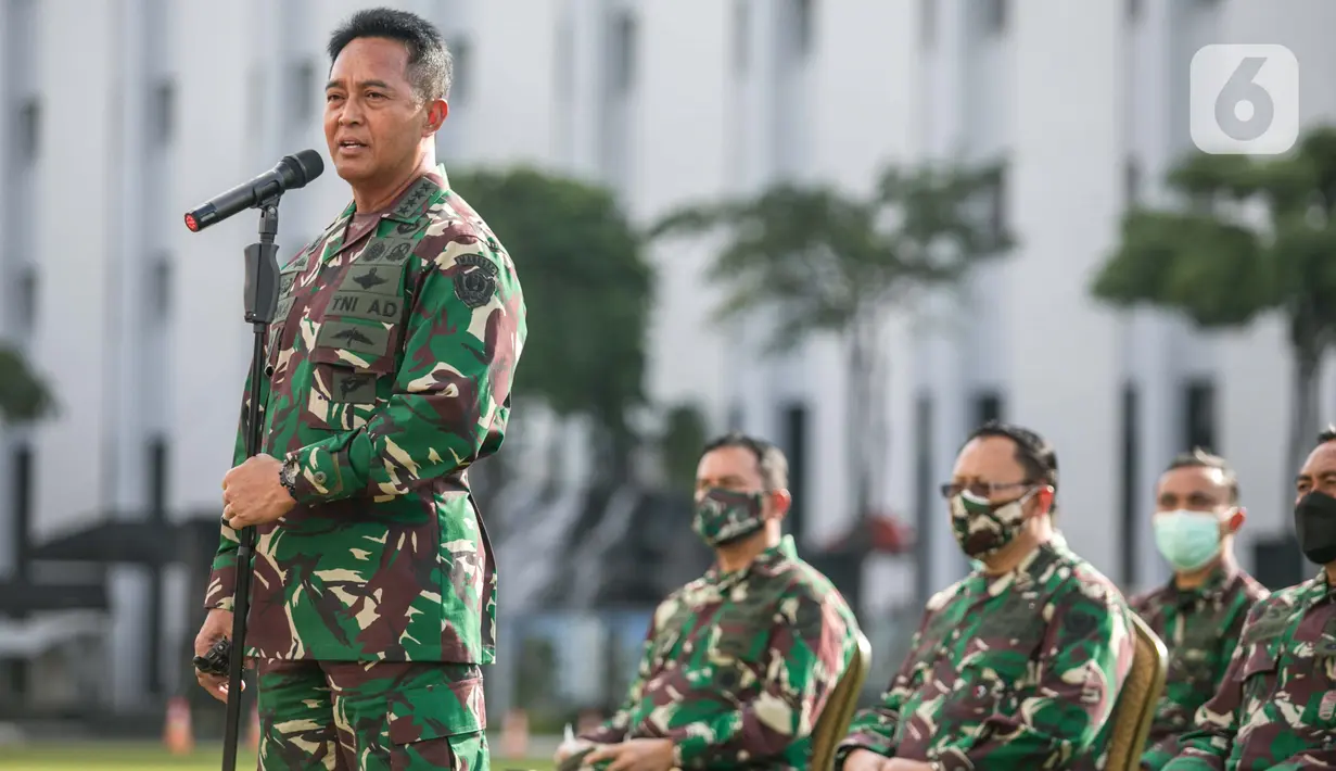 Kasad Jenderal TNI Andika Perkasa memperkenalkan Serda Aprilia Manganang via videotron di Mabes AD, Jakarta, Selasa (9/3/2021). Mantan pemain timnas bola voli putri Indonesia itu diperkenalkan sebagai laki-laki usai melakukan corrective surgery oleh tim dokter TNI AD. (Liputan6.com/Faizal Fanani)