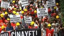 Para penambang Turki yang selamat dari ledakan tambang di Soma, berunjuk rasa. Penambang meminta PM Recep Tayyip Erdogan segera menepati janji, Ankara, (16/7/2014). (AFP PHOTO/Adem Altan)