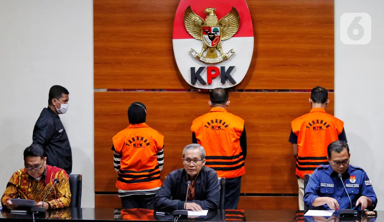 Wakil Ketua KPK, Alexander Marwata mengatakan penahanan ketiga tersangka tersebut terkait dugaan korupsi pemotongan anggaran seolah-olah sebagai utang kepada penyelenggara negara atau yang mewakilinya tahun anggaran 2022 s/d 2023, penerimaan gratifikasi jasa travel umroh dan suap pengondisian pemeriksaan keuangan tahun 2022 di lingkungan Pemkab Kepulauan Meranti, Provinsi Riau. (Liputan6.com/Angga Yuniar)