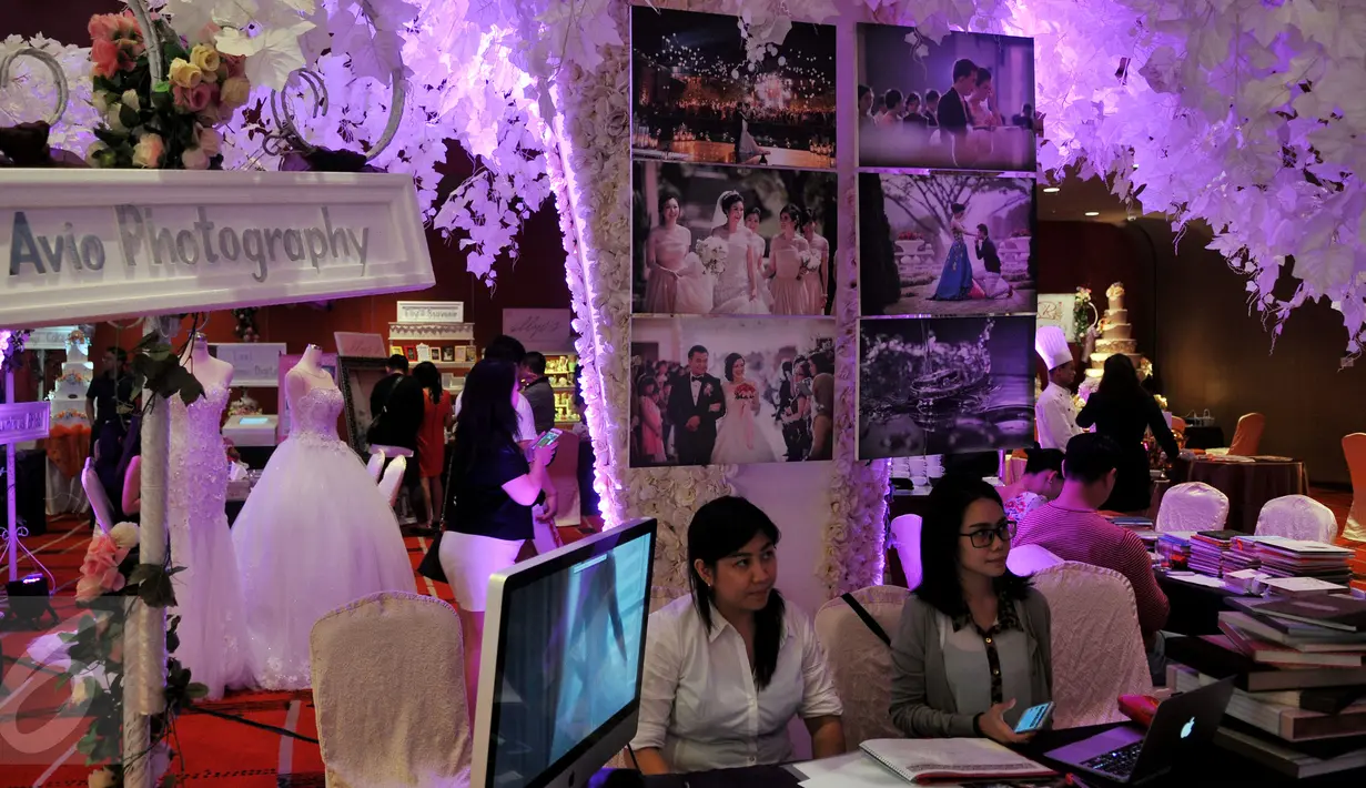 Pekerja berjaga di sebuah Stand Pameran "Wedding Open House" di Hotel Grand Mercure, Jakarta, Sabtu (20/2/2016). Pameran serta Fashion Show Wedding Open House ini di gelar dari tanggal 20 - 21 Februari Mendatang.(Liputan6.com/Johan Tallo)