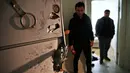 Kerusakan dalam penggerebekan di apartemen pelaku serangan di klub malam mewah Reina pada malam Tahun Baru, Istanbul, Turki, 17 Januari 2017. Pria bersenjata bernama Abdulkadir Masharipov itu ditangkap saat tengah bersama putranya. (AP/Lefteris Pitarakis)