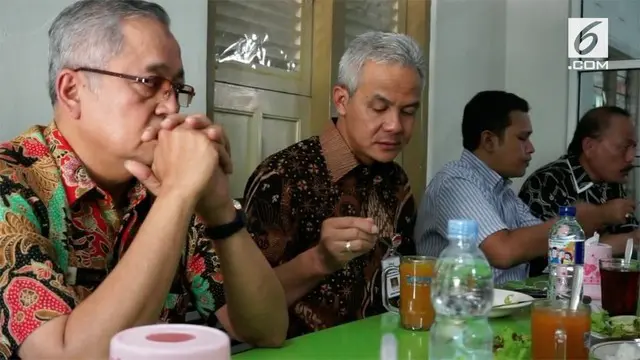 Ganjar Pranowo kembali bekerja usai dilantik menjadi Gubernur Jawa Tengah. Ia menyempatkan waktu makan sate di belakang kantor Gubernur Jawa Tengah.