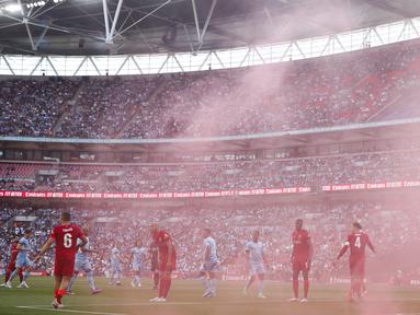 Suasana merah merona saat pertandingan antara Manchester City melawan Liverpool dalam laga semifinal Piala FA di stadion Wembley.  (AFP/Adrian Dennis)