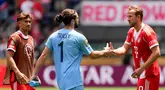 Kiper Auckland City, Conor Tracey, bersalaman dengan pemain Bayern Munchen, Harry Kane, setelah pertandingan Grup C Piala Dunia Antarklub 2025 di TQL Stadium, Minggu (15/06/2025). (AFP/(Photo by Dylan Buell)