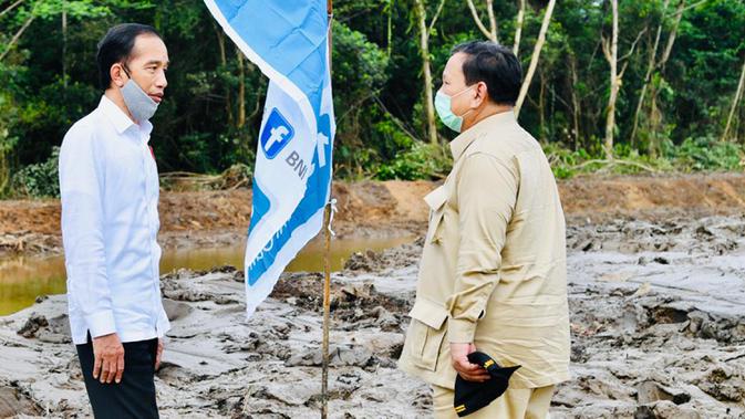 Presiden Joko Widodo (kedua kanan) berbincang dengan Menteri Pertahanan Prabowo Subianto (kiri) saat meninjau lahan yang akan dijadikan 