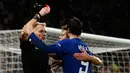 Wasit Graham Scott memberikan kartu merah kepada pemain Chelsea, Alvaro Morata pada partai ulangan babak ketiga Piala FA kontra Norwich City di Stadion Stamford Bridge, Rabu (17/1). Dua kartu merah bagi pemain Chelsea warnai laga. (AP/Alastair Grant)