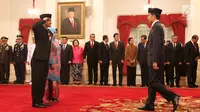 Irjen (Pol) Heru Winarko memberikan salam hormat kepada Presiden Joko Widodo (Jokowi) seusai acara pelantikan Kepala BNN di Istana Negara, Jakarta, Kamis (1/3). Sebelumnya, Irjen Heru menempati jabatan Deputi Penindakan KPK. (Liputan6.com/Angga Yuniar)