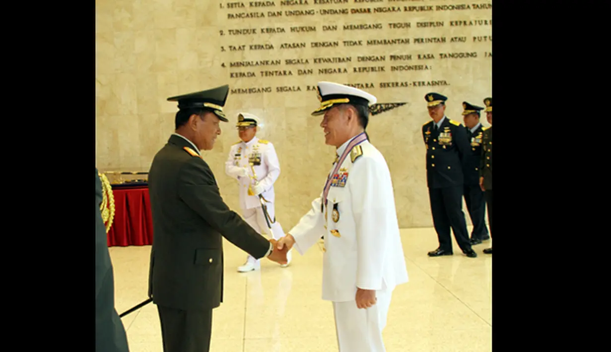Panglima TNI Jenderal TNI Dr. Moeldoko berjabat tangan usai memberi penghargaan Bintang Jalasena Utama kepada Pangab Korea di Mabes TNI Cilangkap, Jakarta Timur, Selasa (20/01/2015). (Puspen TNI)