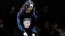 Seorang model mengenakan busana dari desainer writtenafterwards selama Autumn/Winter 2016 Tokyo Fashion Week di Jepang, (16/3/2016). Writtenafterwards membawa suasana mistis pada pagelaran busana ini. (REUTERS/Thomas Peter)