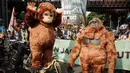 Pengendara sepeda dan aktivis lingkungan menghadiri aksi kesadaran yang menyerukan perlindungan orangutan selama Hari Bebas Kendaraan Bermotor (HBKB) atau Car Free Day (CFD) di Jakarta pada 24 Agustus 2025. (YASUYOSHI CHIBA/AFP)